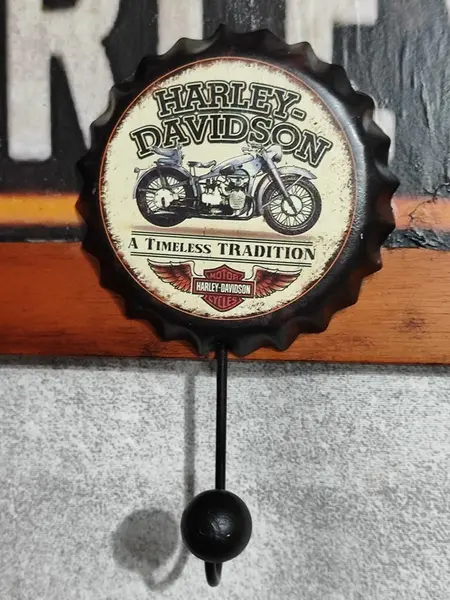 Foto de um(a) Cabideiro Harley-Davidson, da categoria de Cabideiros e porta-chapéus. Cabideiro de parede com logo da harley-davidson. Madeira de cerejeira e com ganchos lembrando tampas de garrafas com logo da... Mostrado de uma perspectiva diferente. Vendido no marketplace Trésors.