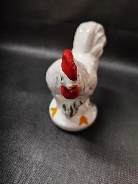 Foto de um(a) Galo em Porcelana Branca, Década de 1960, da categoria de Modelos e estatuetas. Galo em porcelana branca com policromia nos detalhes. Sem marca do fabricante, década de 1960. A: 10 / L: 5 cm / P: 11 cm... Mostrado de uma perspectiva diferente. Vendido no marketplace Trésors.