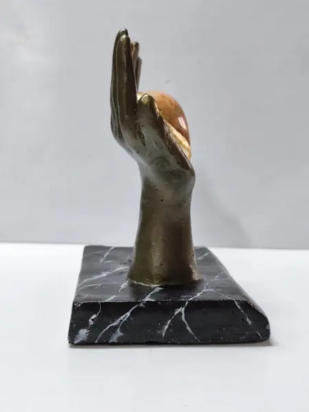Foto de um(a) Escultura em Terracota, Peça Única, Década de 1990, da categoria de Escultura. Escultura em terracota com pátina bronze, coração em mármore e borda com folha de ouro, base em madeira marmorizada. Peça... Mostrado de uma perspectiva diferente. Vendido no marketplace Trésors.