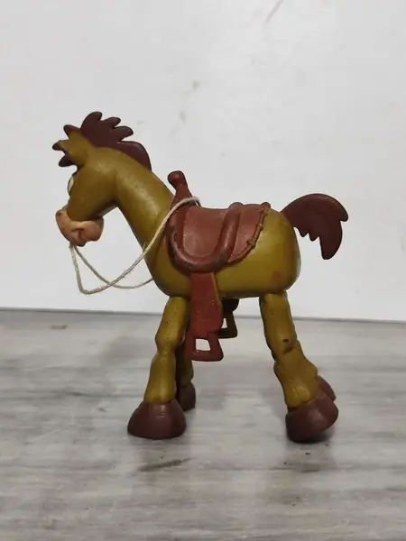 Foto de um(a) Mini Bullseye Toy Story Anos 2000, da categoria de Figuras de ação. Mini bullseye do filme toy story, cavalo do personagem jessie - articulado e divertido. 10,5cm de altura 4cm de largura 9cm... Mostrado de uma perspectiva diferente. Vendido no marketplace Trésors.