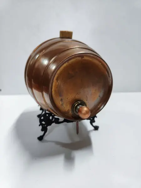 Foto de um(a) Barril de Cobre Oxidado, Década de 1940, da categoria de Outros utensílios de bar. Barril de cobre oxidado, com suporte em latão ebanizado, década de 1940. Torneira é decorativa, mas não impedindo o uso.... Mostrado de uma perspectiva diferente. Vendido no marketplace Trésors.