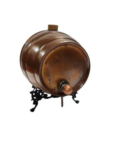 Foto de um(a) Barril de Cobre Oxidado, Década de 1940, da categoria de Outros utensílios de bar. Barril de cobre oxidado, com suporte em latão ebanizado, década de 1940. Torneira é decorativa, mas não impedindo o uso.... Vendido no marketplace Trésors.
