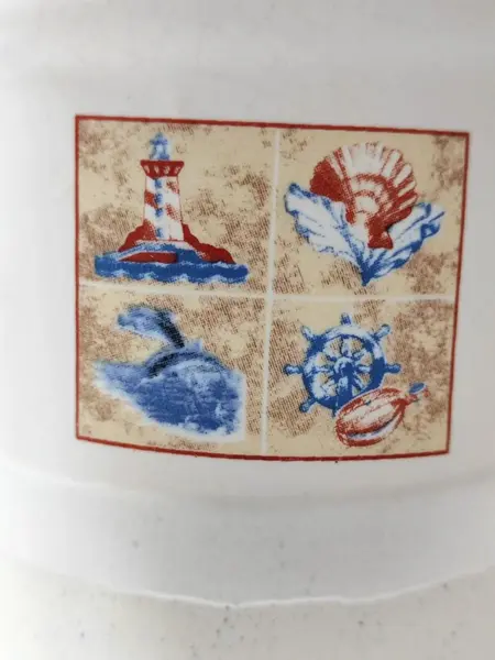 Foto de um(a) Cremeira em Cerâmica de Alta Temperatura, Motivo Náutico, Década de 1990, da categoria de Cremeiras. Cremeira em cerâmica de alta temperatura bege fosca e parte inferior com salpique em tons de azul na massa, vom quadro de... Mostrado de uma perspectiva diferente. Vendido no marketplace Trésors.