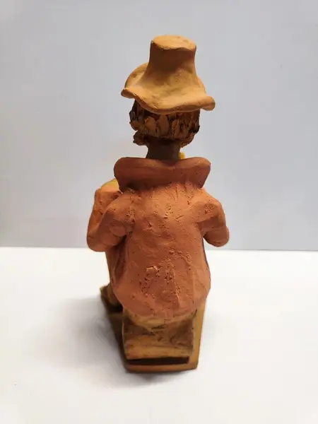 Foto de um(a) Arte Popular do Nordeste Brasileiro, Década de 1990, da categoria de Escultura. Arte popular brasileira esculpida em barro nordestino queimado em forno a lenha e policromado, tendo como tema cenas... Mostrado de uma perspectiva diferente. Vendido no marketplace Trésors.