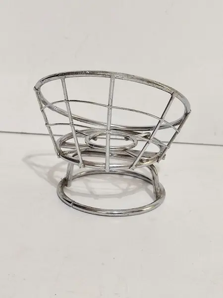 Foto de um(a) Mini Cadeirinha em Ferro Cromado, Década de 2000, da categoria de Modelos e estatuetas. Miniatura de cadeira em ferro cromado com design dos anos 1950. Fabricada em 2000. H: 8 cm l: 8,3 cm p: 7 cm diâmetro da... Mostrado de uma perspectiva diferente. Vendido no marketplace Trésors.