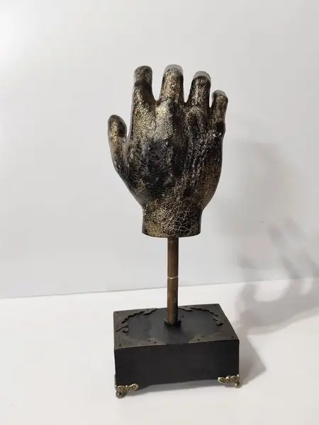 Foto de um(a) Escultura Mão, Década de 2000, da categoria de Escultura. Escultura de mão em resina com haste em latão e base em madeira ebanizada e apliques com pés em latão. Peça única pelo... Mostrado de uma perspectiva diferente. Vendido no marketplace Trésors.