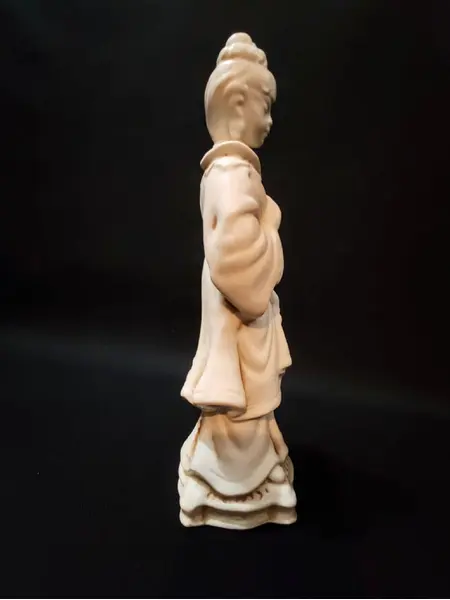 Foto de um(a) Escultura Japonesa Cerâmica 80'S, da categoria de Modelos e estatuetas. Escultura japonesa em cerâmica, década de 1980 A: 24 cm L: 7 cm P: 7 cm peso: 250 g. Mostrado de uma perspectiva diferente. Vendido no marketplace Trésors.