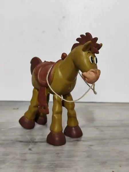 Foto de um(a) Mini Bullseye Toy Story Anos 2000, da categoria de Figuras de ação. Mini bullseye do filme toy story, cavalo do personagem jessie - articulado e divertido. 10,5cm de altura 4cm de largura 9cm... Mostrado de uma perspectiva diferente. Vendido no marketplace Trésors.