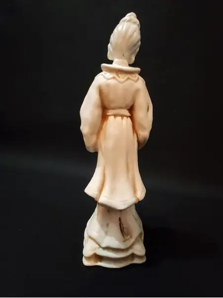 Foto de um(a) Escultura Japonesa Cerâmica 80'S, da categoria de Modelos e estatuetas. Escultura japonesa em cerâmica, década de 1980 A: 24 cm L: 7 cm P: 7 cm peso: 250 g. Mostrado de uma perspectiva diferente. Vendido no marketplace Trésors.
