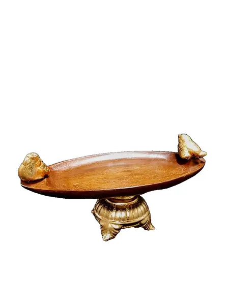 Foto de um(a) Centro de Mesa em Madeira e Resina, da categoria de Centro de mesa. Centro de mesa em madeira e resina com dois pássaros e base em relevo folhada a ouro. Peça única pelo designer marcelus... Vendido no marketplace Trésors.