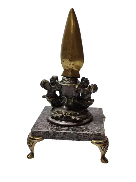 Foto de um(a) Escultura de Mesa Ponta de Lança e Anjos, Peça Única, Década de 2000, da categoria de Escultura. Escultura de mesa: ponta de lança em latão polido segurada por anjos de resina com pátina bronze oxidada, base em granito... Vendido no marketplace Trésors.