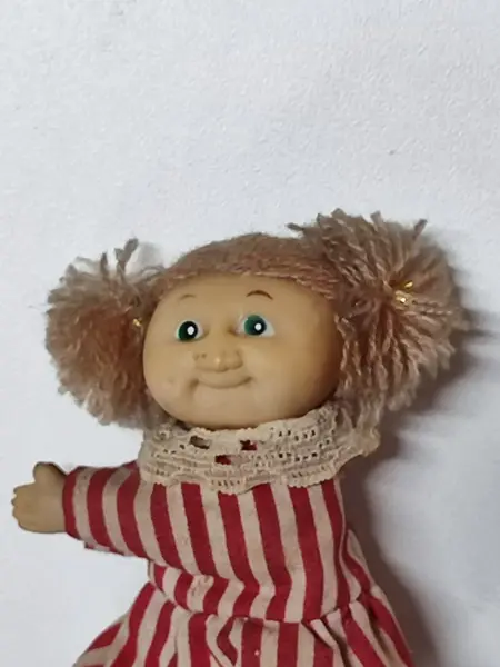 Foto de um(a) Vintage Dolls Cabbage Patch, Colecionáveis, Década de 1980, da categoria de Bonecas. Vintage dolls cabbage patch, colecionáveis. Mini dolls anos 1980, menino e menina com roupas em tecido e cabelinhos de lã.... Mostrado de uma perspectiva diferente. Vendido no marketplace Trésors.