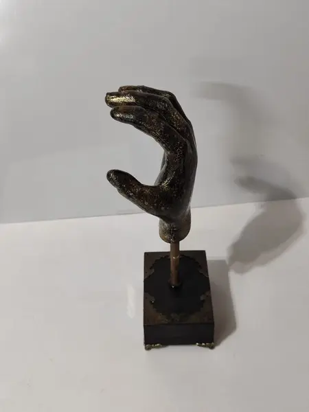 Foto de um(a) Escultura Mão, Década de 2000, da categoria de Escultura. Escultura de mão em resina com haste em latão e base em madeira ebanizada e apliques com pés em latão. Peça única pelo... Mostrado de uma perspectiva diferente. Vendido no marketplace Trésors.