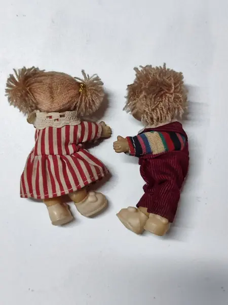 Foto de um(a) Vintage Dolls Cabbage Patch, Colecionáveis, Década de 1980, da categoria de Bonecas. Vintage dolls cabbage patch, colecionáveis. Mini dolls anos 1980, menino e menina com roupas em tecido e cabelinhos de lã.... Mostrado de uma perspectiva diferente. Vendido no marketplace Trésors.