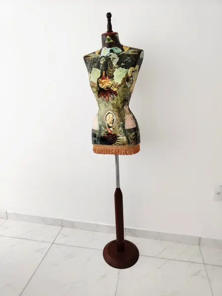 Foto de um(a) Manequim Frida Kahlo, por Marcelus Ribas, da categoria de Outros objetos decorativos. Manequim antigo feito em resina e pé de madeira e metal cromado, customizado com decoupage das obras da artista mexicana... Mostrado de uma perspectiva diferente. Vendido no marketplace Trésors.