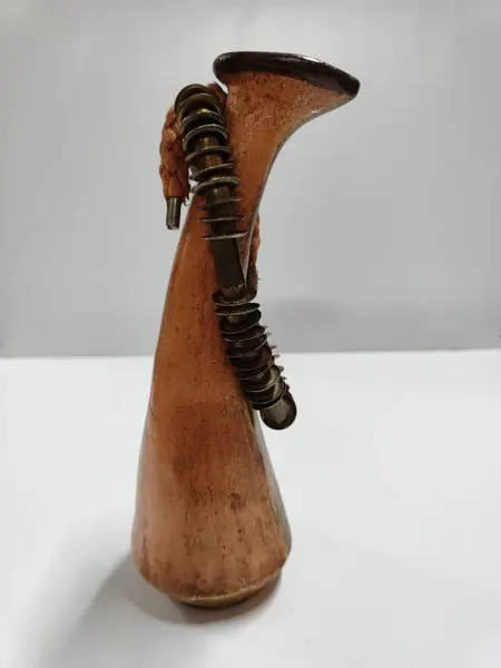 Foto de um(a) Combo Garrafas em Cerâmica, Década de 2000, da categoria de Garrafas, potes e jarros. Combo de garrafas em cerâmica com folha de ouro e prata, colar em latão e cordão trançado de algodão. Peças exclusivas... Mostrado de uma perspectiva diferente. Vendido no marketplace Trésors.