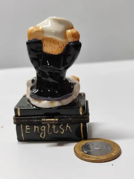 Foto de um(a) Caixinha de Porcelana Ursinho Marinheiro, Década de 1990, da categoria de Porta-Jóias. Porta joia em porcelana policromada, fecho em latão oxidado. Made in china, década de 1990 A: 7,5 cm L: 4,5 cm P: 3 cm ... Mostrado de uma perspectiva diferente. Vendido no marketplace Trésors.