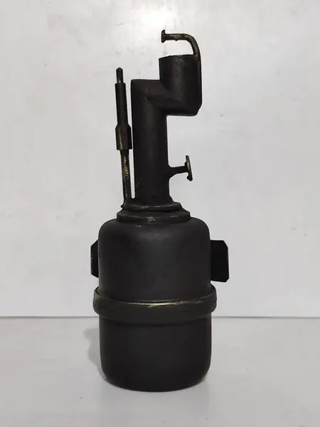 Foto de um(a) Cinzeiro Fornalha em Ferro, Década de 1940, da categoria de Cinzeiros e coletores. Cinzeiro em ferro, releitura de um reservatório de óleo dando idéia de fornalha. Peça única dos anos 1940. A: 9,5 cm... Mostrado de uma perspectiva diferente. Vendido no marketplace Trésors.