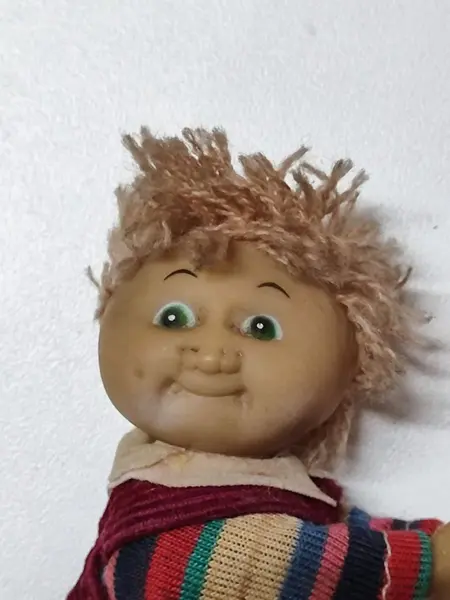 Foto de um(a) Vintage Dolls Cabbage Patch, Colecionáveis, Década de 1980, da categoria de Bonecas. Vintage dolls cabbage patch, colecionáveis. Mini dolls anos 1980, menino e menina com roupas em tecido e cabelinhos de lã.... Mostrado de uma perspectiva diferente. Vendido no marketplace Trésors.