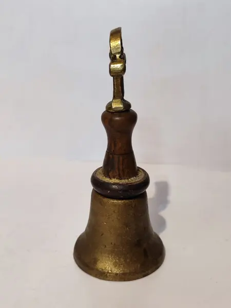 Foto de um(a) Sineta de Mesa em Latão e Madeira, Década de 1940, da categoria de Outros objetos decorativos. Sineta de mesa em latão e madeira, década de 1940 Diâmetro da base: 7 cm A: 17,5 cm peso: 486 g. Mostrado de uma perspectiva diferente. Vendido no marketplace Trésors.
