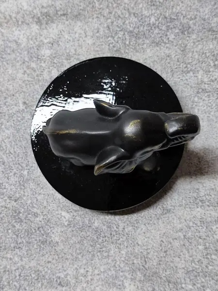 Foto de um(a) Escultura Elefante em Antimônio, Década de 1990, da categoria de Modelos e estatuetas. Elefante em antimônio com pátina bronze envelhecida, base em resina ebanizada, levando a logo do fabricante antiqua, década... Mostrado de uma perspectiva diferente. Vendido no marketplace Trésors.