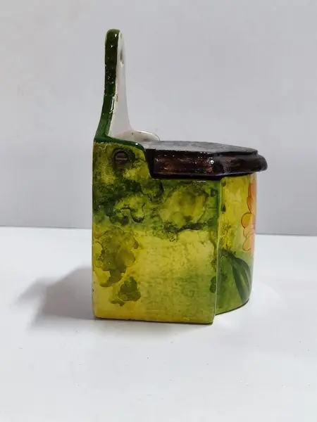 Foto de um(a) Pequeno Saleiro em Cerâmica Vitrificada, Swan Collection, Década de 1980, da categoria de Saleiros e pimenteiros. Pequeno saleiro em cerâmica vitrificada, policromada com motivo floral e tampa de madeira. Marca swan collection, década de... Mostrado de uma perspectiva diferente. Vendido no marketplace Trésors.