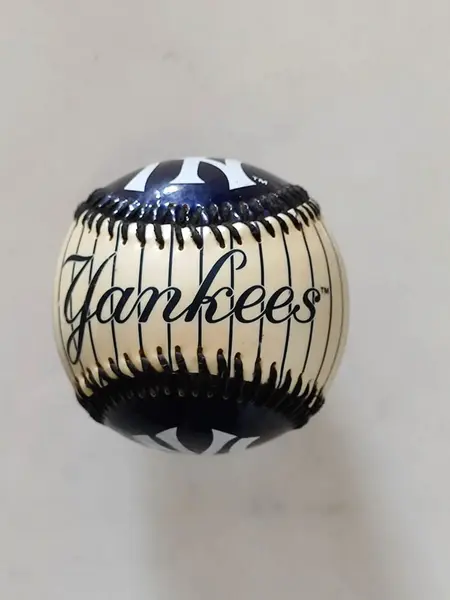 Foto de um(a) Bola de Baseball Yankees, New York, Colecionável, da categoria de Memorabilia de esportes. Colecionável bola de baseball ny yankees. Collector series. Diâmetro: 7 cm peso: 155 g. Mostrado de uma perspectiva diferente. Vendido no marketplace Trésors.