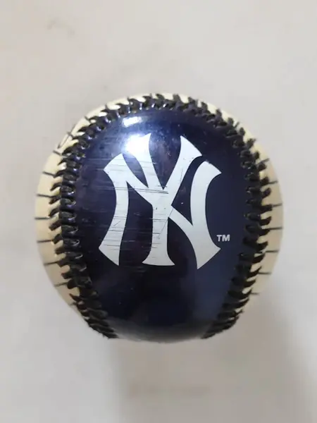 Foto de um(a) Bola de Baseball Yankees, New York, Colecionável, da categoria de Memorabilia de esportes. Colecionável bola de baseball ny yankees. Collector series. Diâmetro: 7 cm peso: 155 g. Mostrado de uma perspectiva diferente. Vendido no marketplace Trésors.