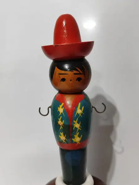 Foto de um(a) Escova Camponês em Madeira e Cerdas de Crina de Cavalo, Década de 1940, da categoria de Outros objetos decorativos. Escova anos 1940 em madeira com figura policromada lembrando um camponês. Dois ganchos para colocar pequenas escovas para... Mostrado de uma perspectiva diferente. Vendido no marketplace Trésors.