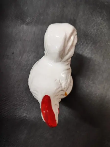Foto de um(a) Galo em Porcelana Branca, Década de 1960, da categoria de Modelos e estatuetas. Galo em porcelana branca com policromia nos detalhes. Sem marca do fabricante, década de 1960. A: 10 / L: 5 cm / P: 11 cm... Mostrado de uma perspectiva diferente. Vendido no marketplace Trésors.