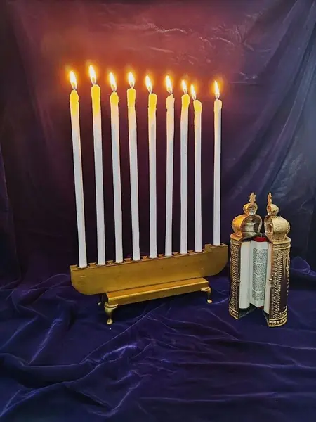 Foto de um(a) Candelabro Judaico, Chanukiá, Estrela S.A, Década de 1970, da categoria de Objetos religiosos e espirituais. Chanukiá é um candelabro judaico usado no festival das luzes. Este é de madeira com pés em latão, da marca estrela s.a. Dos... Mostrado de uma perspectiva diferente. Vendido no marketplace Trésors.