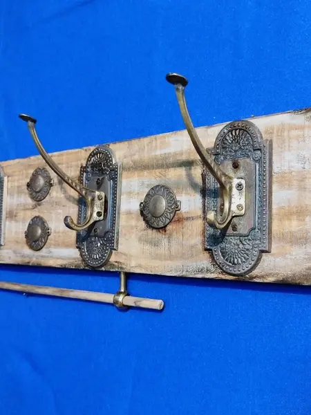 Foto de um(a) Cabideiro de Parede Madeira de Demolição e Latão, Peça Única, da categoria de Cabideiros e porta-chapéus. Cabideiro de parede em madeira de demolição, ganchos antigos tendo como base placas de tomadas e interruptores em latão dos... Mostrado de uma perspectiva diferente. Vendido no marketplace Trésors.