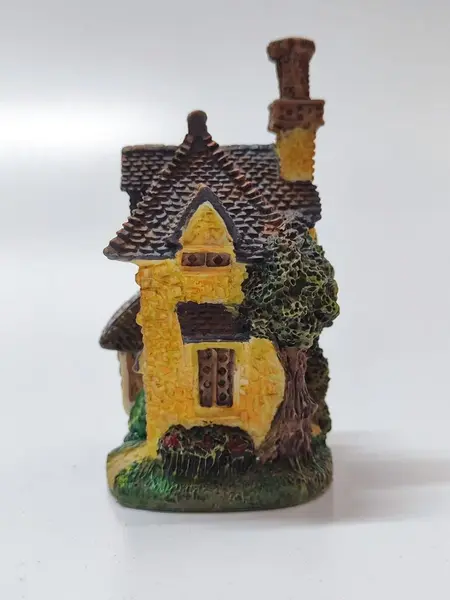 Foto de um(a) Mini Chalé em Resina Italiana, Década de 1990, da categoria de Modelos e estatuetas. Miniatura de chalé em resina italiana policromada dos anos 1990. A: 10 cm L: 7 cm P: 5 cm peso: 257 g. Mostrado de uma perspectiva diferente. Vendido no marketplace Trésors.