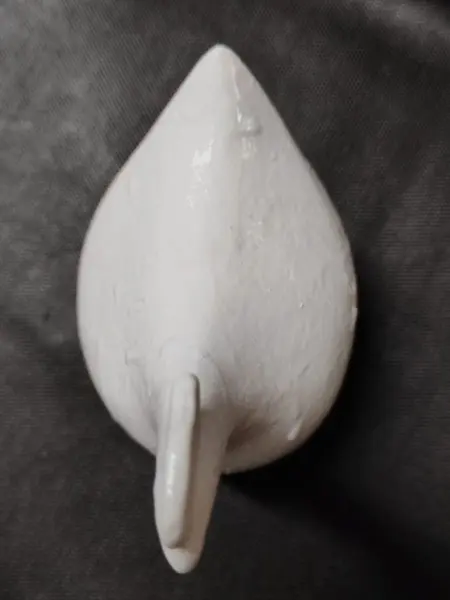 Foto de um(a) Galinha em Cerâmica Esmaltada, Década de 1990, da categoria de Modelos e estatuetas. Galinha em cerâmica esmaltada de branco com textura em relevo, década de 1990 A: 14 cm L: 7,5 cm P: 9,5 cm peso: 222 g. Mostrado de uma perspectiva diferente. Vendido no marketplace Trésors.