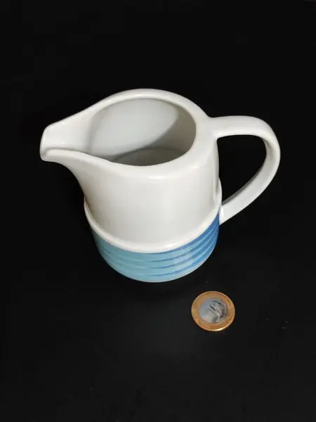 Foto de um(a) Cremeira em Porcelana Pozzani, Década de 1970, da categoria de Cremeiras. Cremeira em porcelana pozzani dos anos 1970 com policromia em tons de azul. A: 11,5 cm Diâmetro: 7,8 cm Distância entre... Mostrado de uma perspectiva diferente. Vendido no marketplace Trésors.