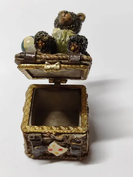 Foto de um(a) Caixinha Ursinho em Resina, Década de 1990, da categoria de Outros objetos decorativos. Caixinha em resina policromada com fecho em latão polido made in china, década de 1990 A: 8 cm L: 4 cm P: 4 cm peso: 98 g. Mostrado de uma perspectiva diferente. Vendido no marketplace Trésors.