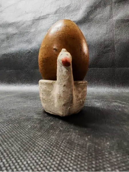 Foto de um(a) Galinha Rústica em Cerâmica e Madeira, Década de 1960, da categoria de Outros objetos decorativos. Porta ovos em cerâmica rústica em formato de galinha e ovo de madeira, anos 1960. A: 5 cm L: 4,6 cm P: 8 cm A do ovo: 7,5... Mostrado de uma perspectiva diferente. Vendido no marketplace Trésors.