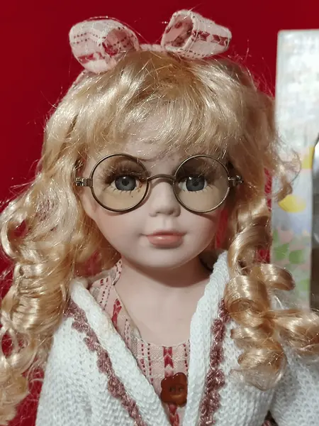 Foto de um(a) Boneca de Porcelana com Suporte e Embalagem Original, Década de 1990, da categoria de Bonecas. Boneca de porcelana com suporte e embalagem original, década de 1990 parte do corpo com enchimento, como no padrão. Cabelos... Mostrado de uma perspectiva diferente. Vendido no marketplace Trésors.