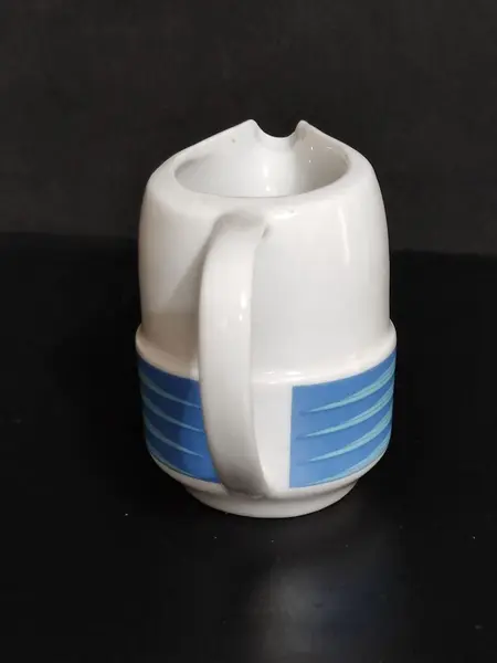 Foto de um(a) Cremeira em Porcelana Pozzani, Década de 1970, da categoria de Cremeiras. Cremeira em porcelana pozzani dos anos 1970 com policromia em tons de azul. A: 11,5 cm Diâmetro: 7,8 cm Distância entre... Mostrado de uma perspectiva diferente. Vendido no marketplace Trésors.