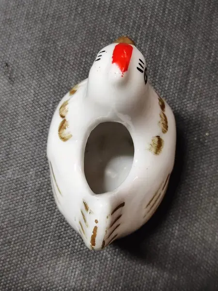 Foto de um(a) Galinha em Porcelana Branca, Década de 1980, da categoria de Modelos e estatuetas. Galinha em porcelana branca policromada podendo servir para várias funções, década de 1980 A: 7,5 cm L: 5 cm P: 7,5 cm... Mostrado de uma perspectiva diferente. Vendido no marketplace Trésors.