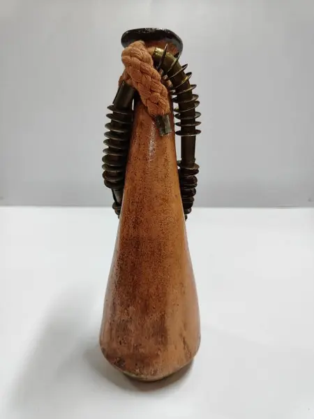 Foto de um(a) Combo Garrafas em Cerâmica, Década de 2000, da categoria de Garrafas, potes e jarros. Combo de garrafas em cerâmica com folha de ouro e prata, colar em latão e cordão trançado de algodão. Peças exclusivas... Mostrado de uma perspectiva diferente. Vendido no marketplace Trésors.