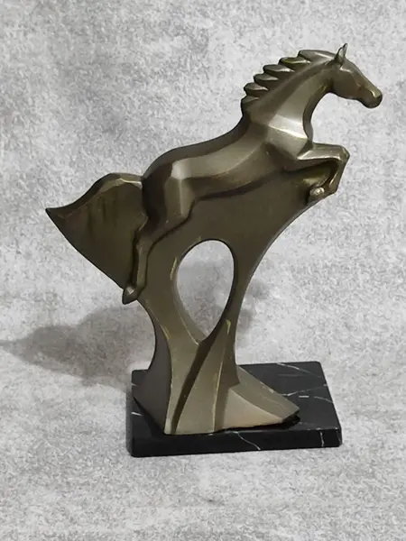 Foto de um(a) Escultura Equina em Poliresina, Peça Única, Década de 2000, da categoria de Escultura. Escultura equina em poliresina italiana com pátina bronze, base em madeira marmorizada. Peça única pelo designer marcelus... Mostrado de uma perspectiva diferente. Vendido no marketplace Trésors.