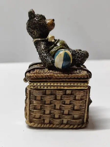 Foto de um(a) Caixinha Ursinho em Resina, Década de 1990, da categoria de Outros objetos decorativos. Caixinha em resina policromada com fecho em latão polido made in china, década de 1990 A: 8 cm L: 4 cm P: 4 cm peso: 98 g. Mostrado de uma perspectiva diferente. Vendido no marketplace Trésors.