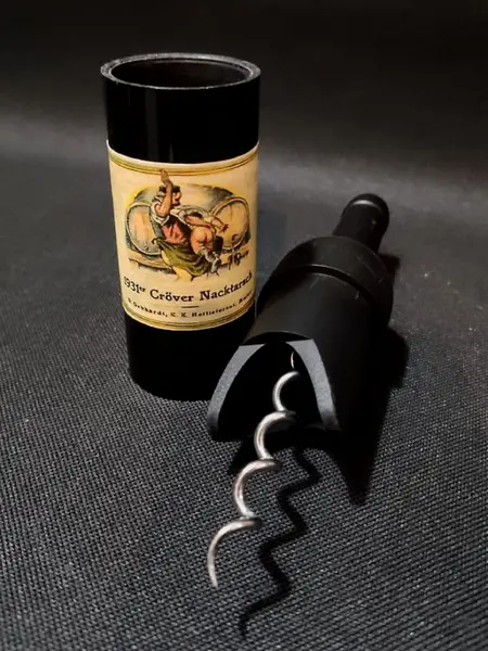 Foto de um(a) Abridor Italiano de Vinhos anos 2000, da categoria de Abridores de garrafas. Abridor decorativo para rolha em forma de garrafa de vinho, em metal e acrílico fosco, década de 2000, procedência italiana.... Mostrado de uma perspectiva diferente. Vendido no marketplace Trésors.