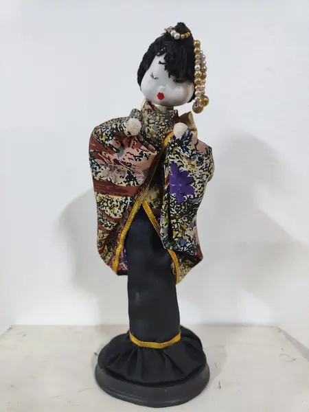 Foto de um(a) Gueixa em Porcelana, Década de 1980, da categoria de Modelos e estatuetas. Gueixa com cabeça de porcelana, sombrinha com madeira e papel plissado formando um desenho floral e tisseel vermelho, década... Mostrado de uma perspectiva diferente. Vendido no marketplace Trésors.