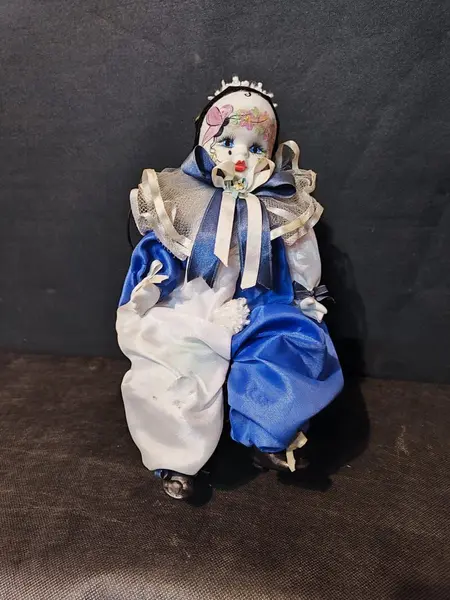 Foto de um(a) Pierrot em Porcelana, Década de 1970, da categoria de Bonecos de arte. Pierrot com cabeça e membros em porcelana, rosto pintado e roupa em cetim azul e branco, colarinho em tule com rendas e... Mostrado de uma perspectiva diferente. Vendido no marketplace Trésors.