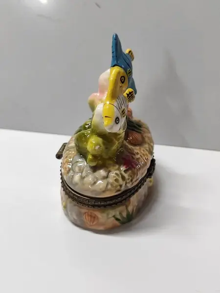 Foto de um(a) Porta Joias Caixinha Peixinhos em Porcelana, Década de 1990, da categoria de Porta-Jóias. Porta jóia peixinhos em porcelana policromada, fecho em latão oxidado. Made in china, década de 1990 A: 7,5 cm / L: 6 cm /... Mostrado de uma perspectiva diferente. Vendido no marketplace Trésors.