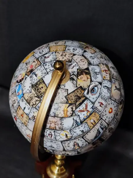 Foto de um(a) Globo de Mesa Esotérico com Arquétipos Energéticos, da categoria de Globos. Globo de mesa esotérico místico com mais de 100 imagens de arquétipos energéticos. Base em madeira com 5 barras e imagens em... Mostrado de uma perspectiva diferente. Vendido no marketplace Trésors.