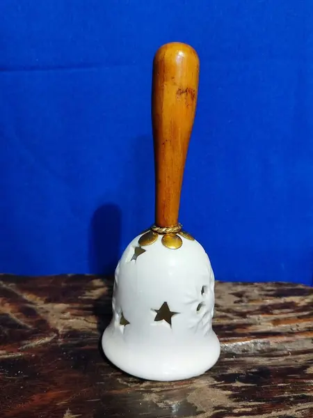 Foto de um(a) Sino Natalina, Porcelana e Madeira, Década de 2000, da categoria de Outros objetos decorativos. Sineta natalina de mesa em porcelana branca com estrelas e cristais de água esculpidos e recortados, cabo em madeira e... Mostrado de uma perspectiva diferente. Vendido no marketplace Trésors.