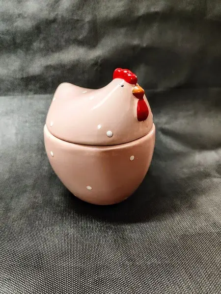 Foto de um(a) Pote Galinha com Poá em Porcelana, Década de 2000, da categoria de Garrafas, potes e jarros. Pote galinha rosa com poá branco porcelana sem marca do fabricante, década de 2000 A: 14 cm Diâmetro: 11,5 cm peso: 433 g. Mostrado de uma perspectiva diferente. Vendido no marketplace Trésors.